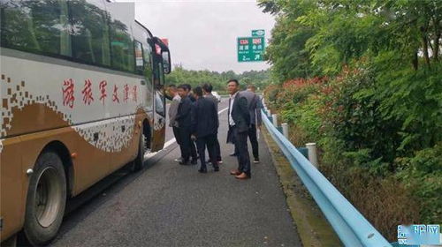 湄潭 旅游包车半途抛锚 22人被困在高速路